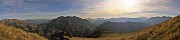 81 Scendendo su pratoni le creste del Chignol d'Arale con bella vista in Alben vista panoramica